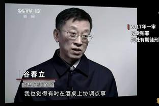 “快投啊！”拉塞尔昨日高难度三分 詹姆斯助攻时的表情亮了？